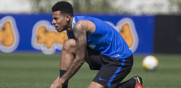 Para entrar no ritmo de companheiros, Gustavo pede treino extra a Carille