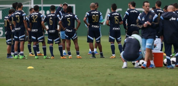 Técnico interino Alberto Valentim comanda treino do Palmeiras após a demissão de Marcelo Oliveira