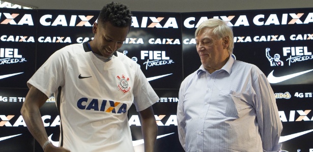 Jô recebe camisa das mãos de Flávio Adauto, novo diretor de futebol