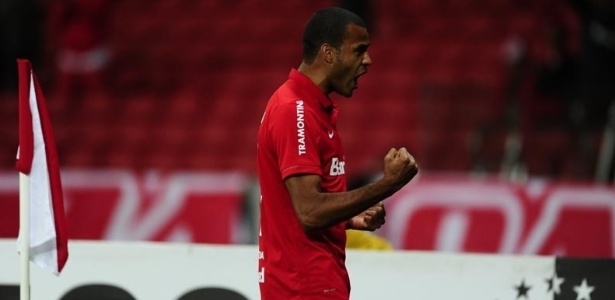 Corinthians espera descenso e eleições para avançar por zagueiro e volante