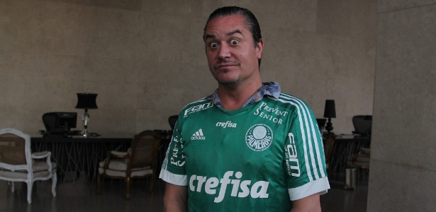 Mike Patton ganha camisa e declara amor ao Palmeiras: ‘culpa do Sepultura!’