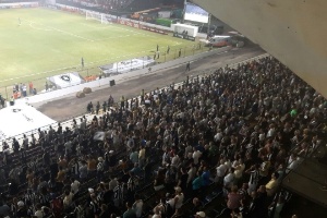 Setor social da Portuguesa tomado por torcedores do Botafogo