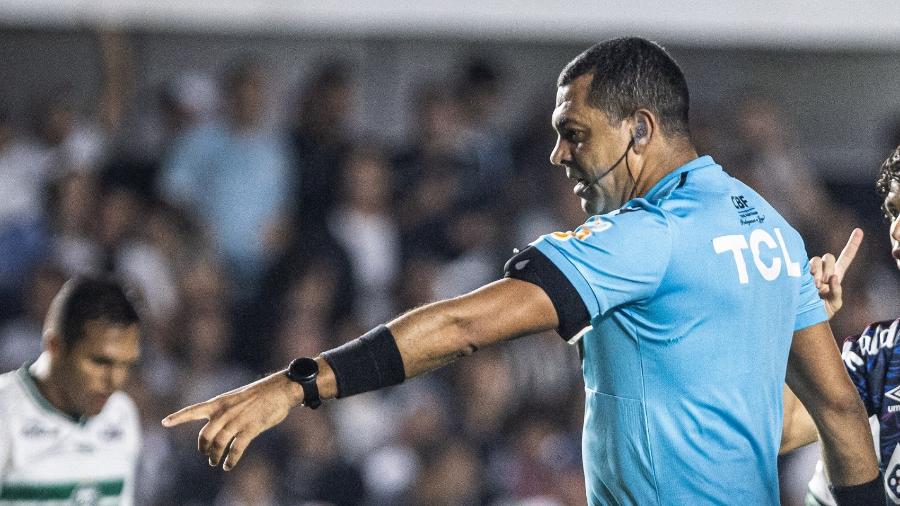 Em jogo com polêmicas, Santos bate Coritiba na Vila Belmiro e
