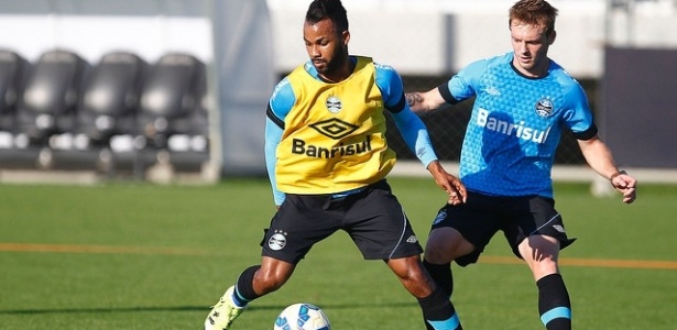 O Grêmio já aceitou liberar o atacante Fernandinho ao Santos em troca do lateral