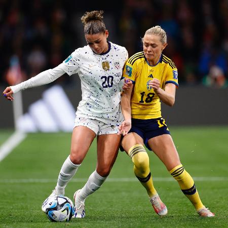 Trinity Rodman, dos EUA, disputa bola com Fridolina Rolfö, da Suécia, em jogo pela Copa do Mundo feminina