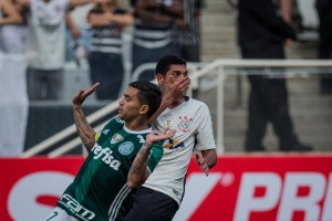 Pressionado, Héber comete erros e até empurra Dudu em clássico