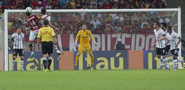 Reserva de Cássio se notabiliza como bombeiro corintiano. E não se importa