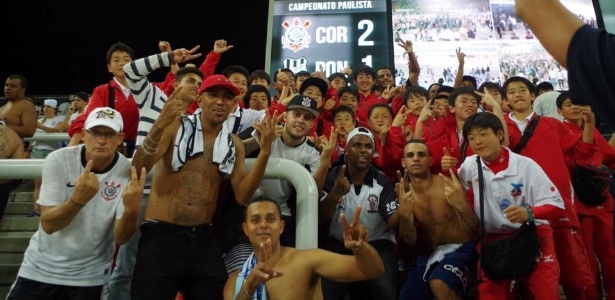 Japonesinhos visitam Itaquera e fazem 'poropopó' com torcida do Corinthians