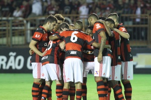 Os jogadores do Flamengo se reúnem antes do triunfo por 1 a 0 sobre o Vitória