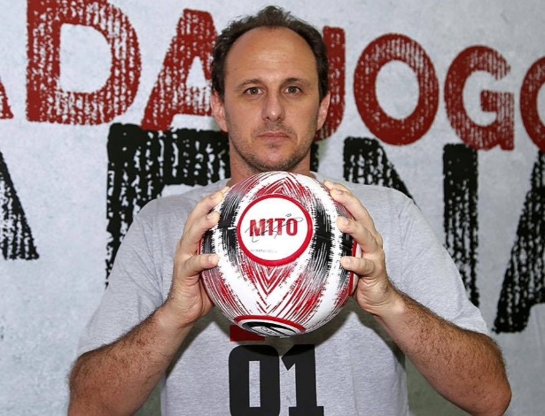 Rogério Ceni recebe uma bola personalizada como homenagem