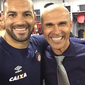 Milton Mendes tinha avisado que ficaria careca se Atlético-PR vencesse o Joinville e Goiás