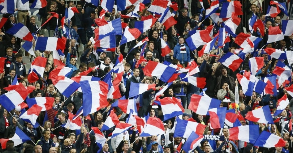 Federação Francesa confirma 3 mortes no estádio; Hollande 