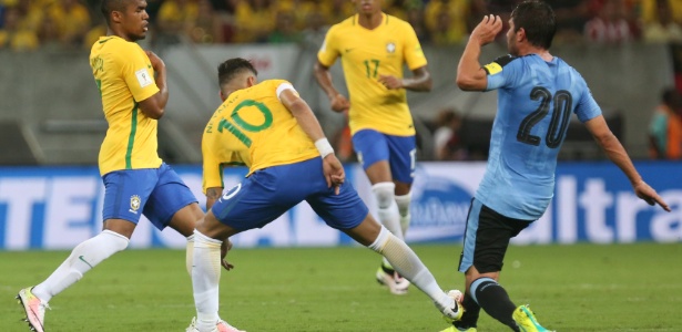 Neymar acerta adversário em falta que levaria o amarelo contra o Uruguai