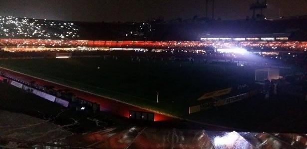 Morumbi ficou apagado logo depois do início do jogo entre São Paulo e Santos