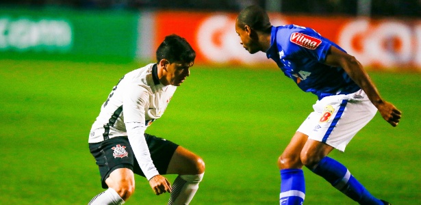 Fagner se apresenta após seleção e terá presença definida no vestiário