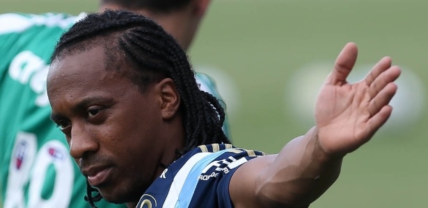Salário de estrela dificulta plano do Palmeiras em negociar volante Arouca