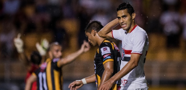 Alan Kardec se lamenta durante a partida do São Paulo contra o The Strongest, pela Libertadores