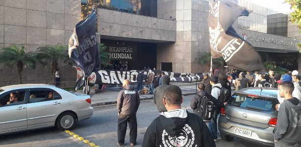 Organizada do Corinthians protesta contra diretoria: 
