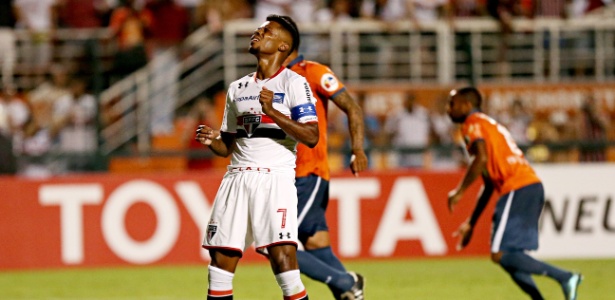 Bastos tenta sofrido com a torcida do São Paulo