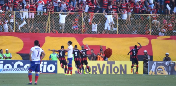 Jogadores do Vitória comemoram com a torcida o gol marcado sobre o Bahia
