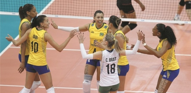 Jogadoras do Brasil comemoram ponto frente às tailandesas