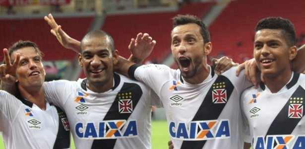Diguinho, Rodrigo, Nenê e Evander comemoram mais uma vitória do Vasco