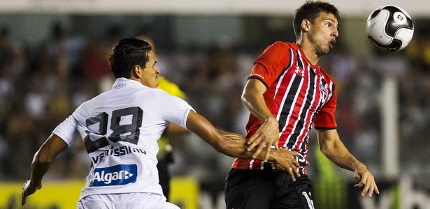 Calleri tenta passar pela marcação de Lucas Veríssimo no clássico entre Santos e São Paulo na Vila Belmiro