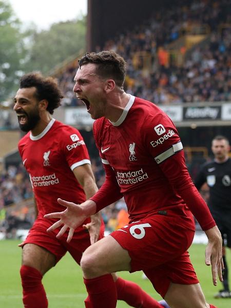 Salah faz dois, e Liverpool vence o Tottenham em jogo agitado do