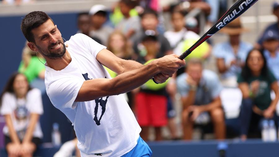 Djokovic vira jogo e vence inglês na estreia em Wimbledon