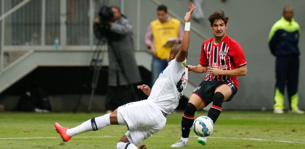 Pato em ação na vitória do São Paulo contra o Vasco em Brasília