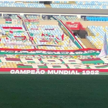 Fluminense põe faixa Campeão Mundial 1952 no Maracanã em