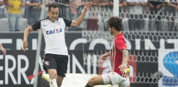 Rodriguinho e Hudson disputam bola no último Corinthians x São Paulo