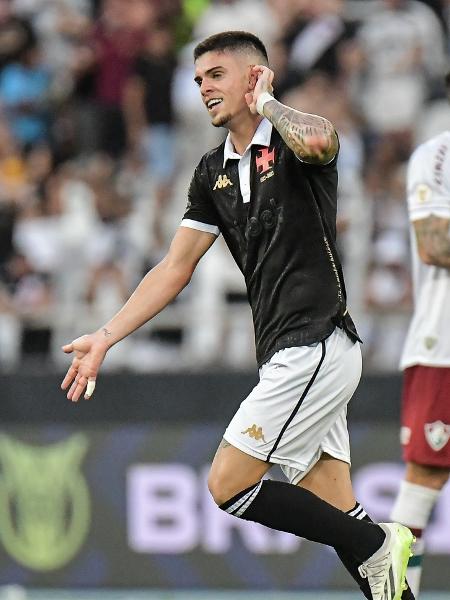 Gabriel Pec, do Vasco, comemora seu gol contra o Fluminense, pelo Brasileirão