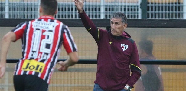 Bauza gesticula para acertar o São Paulo durante clássico