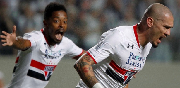 Michel Bastos e Maicon comemoram o gol do zagueiro pelo São Paulo contra o Atlético-MG, na Libertadores