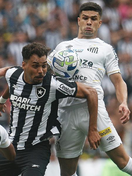 Eduardo, do Botafogo, disputa a bola durante o jogo contra o Santos, pelo Brasileirão