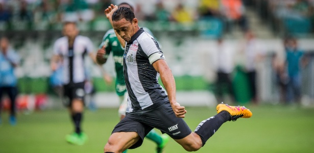 Ricardo Oliveira tenta chute para o Santos no jogo contra o Palmeiras, pelo Paulistão