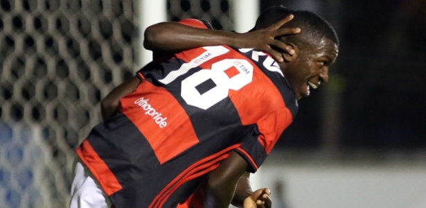 Jovem Vinicius Junior (18) comemora um dos gols na vitória sobre o Central (PE): 5 a 0
