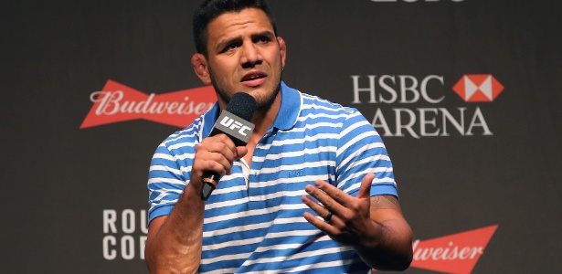 Matthew Stockman/Getty Images Rafael dos Anjos explicou motivos que o fizeram subir de categoria