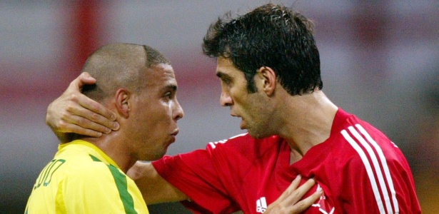 Hakan Sukur, capitão da Turquia, conversa com Ronaldo na semifinal da Copa de 2002
