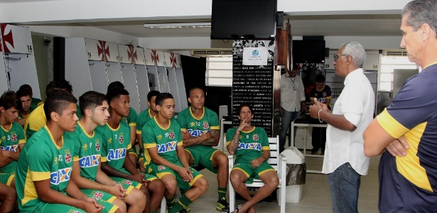 Com novos uniformes, jogadores têm palestra do gerente Isaías Tinoco e do técnico Jorginho