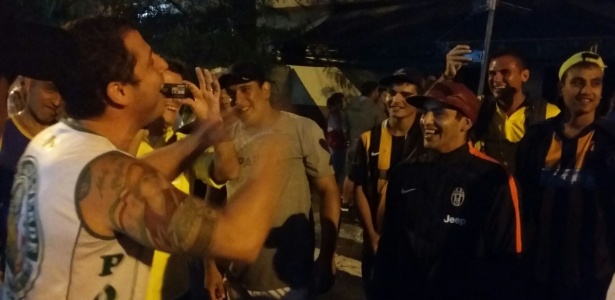 Torcedores de Palmeiras e Rosario se unem e cantam juntos antes de partida