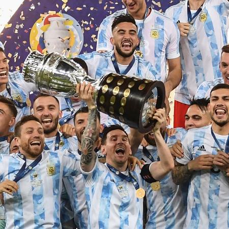 Lionel Messi, capitão da Argentina, levanta a taça da Copa América no Maracanã Lionel Messi, capitão da Argentina, levanta a taça da Copa América no Maracanã