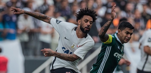 Carille comando treino com estilo de Tite e barra Cristian e Lucca