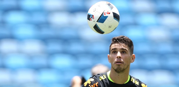 oscar-participa-de-treino-com-a-selecao-