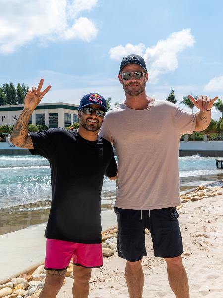 Surfe: Italo Ferreira e ator de Thor surfam juntos em piscina de ondas