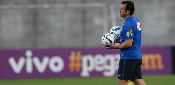 Técnico não gostou de 'especulação' a respeito de entrada de Tite na seleção brasileira