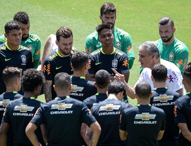 Elenco escuta Tite durante treinamento da seleção brasileira na última semana