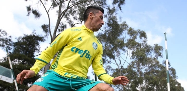 Em treino de reservas do Palmeiras, Lucas Barrios participa de coletivo