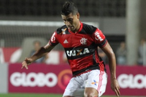 Ederson foi o autor do gol da vitória do Flamengo sobre o Internacional em Cariacica